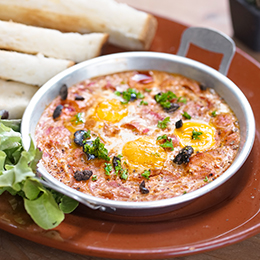 Chakchouka tunisienne aux tomates et œufs, plat traditionnel emblématique de la cuisine tunisienne