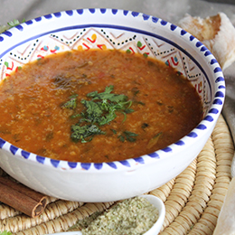 Chorba tunisienne servie chaude, soupe traditionnelle aux épices, incontournable de la gastronomie en Tunisie