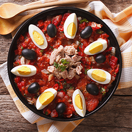 Salade méchouia composée de poivrons, tomates, thon, olives et oeufs durs