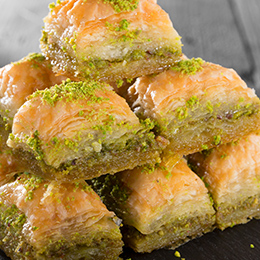 Baklava turc aux pistaches et miel, pâtisserie feuilletée dorée, spécialité gourmande emblématique de la gastronomie turque.