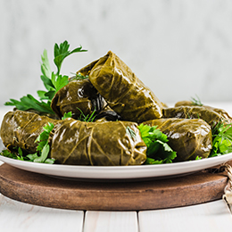 Dolma turc, feuilles de vigne farcies au riz et aux herbes, mezze traditionnel servi en entrée de la cuisine turque.