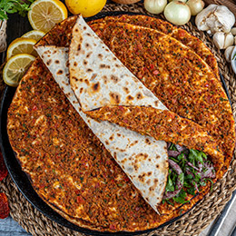 Lahmacun turc, fine galette garnie de viande épicée et persil, spécialité légère typique des boulangeries en Turquie.