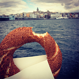 Simit turc au sésame vendu dans la rue, pain circulaire croustillant apprécié au petit-déjeuner à Istanbul.
