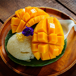 Dessert thaïlandais riz gluant à la mangue, Khao Niaow Ma Muang, douceur tropicale très appréciée en Thaïlande
