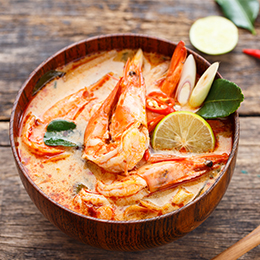 Soupe Tom Yum Kung thaïlandaise, bouillon épicé aux crevettes, citronnelle, galanga et feuilles de combava