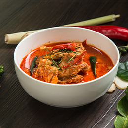 Curry Panang thaïlandais, sauce crémeuse au lait de coco, viande tendre et épices douces typiques de Thaïlande