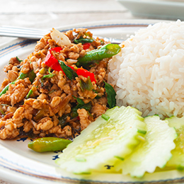 Phat Krapao thaïlandais, poulet sauté au basilic sacré, piment et ail, plat populaire de la cuisine de rue