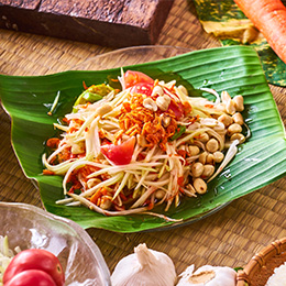 salade de papaye verte servie dans une feuille de bananier