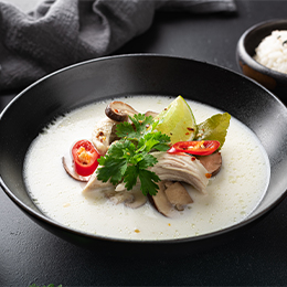 Soupe Tom Kha Gai thaïlandaise, bouillon coco onctueux au poulet, citronnelle et galanga, saveurs douces et parfumées